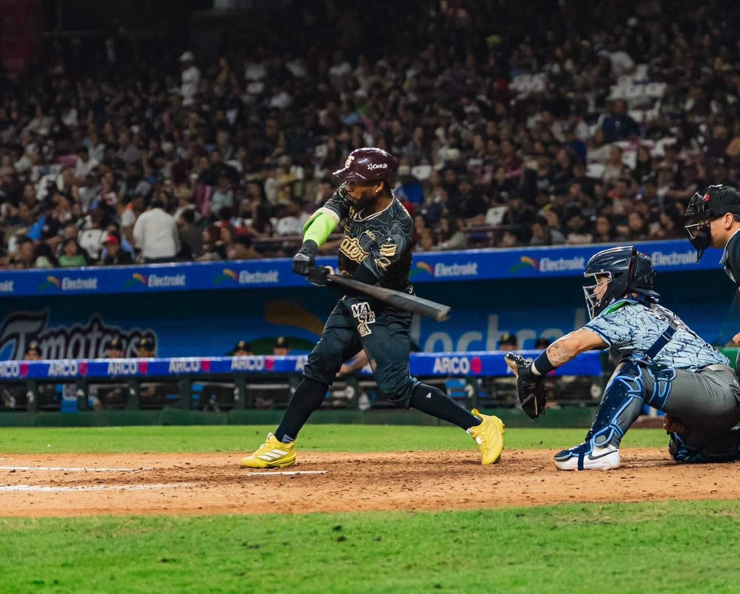 Jugador de Tomateros bateando la pelota