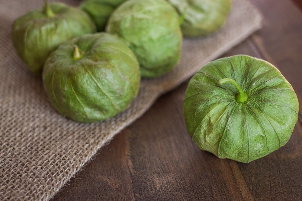 Tomatillos sobre un mantel