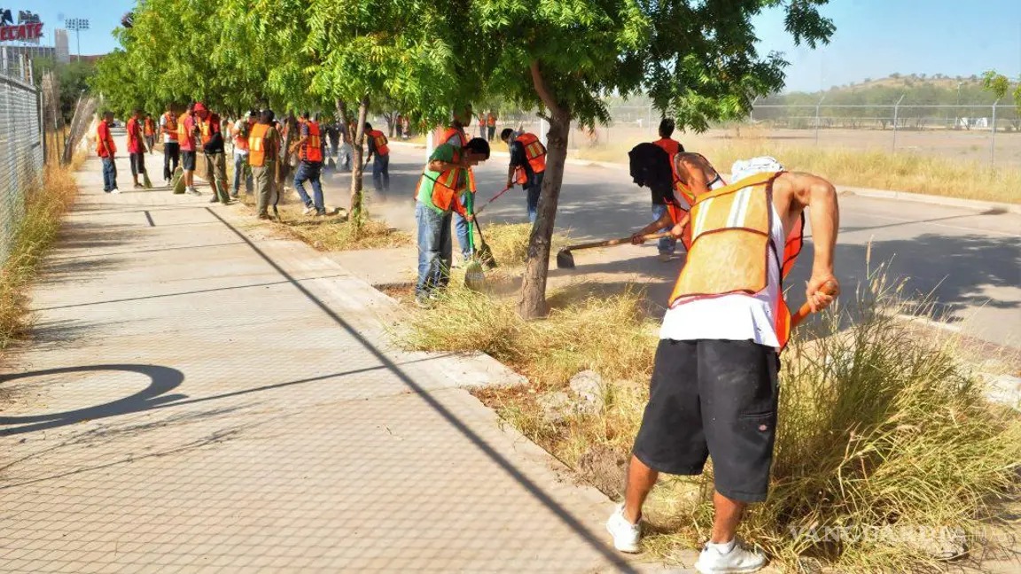 Personas realizando trabajo comunitario
