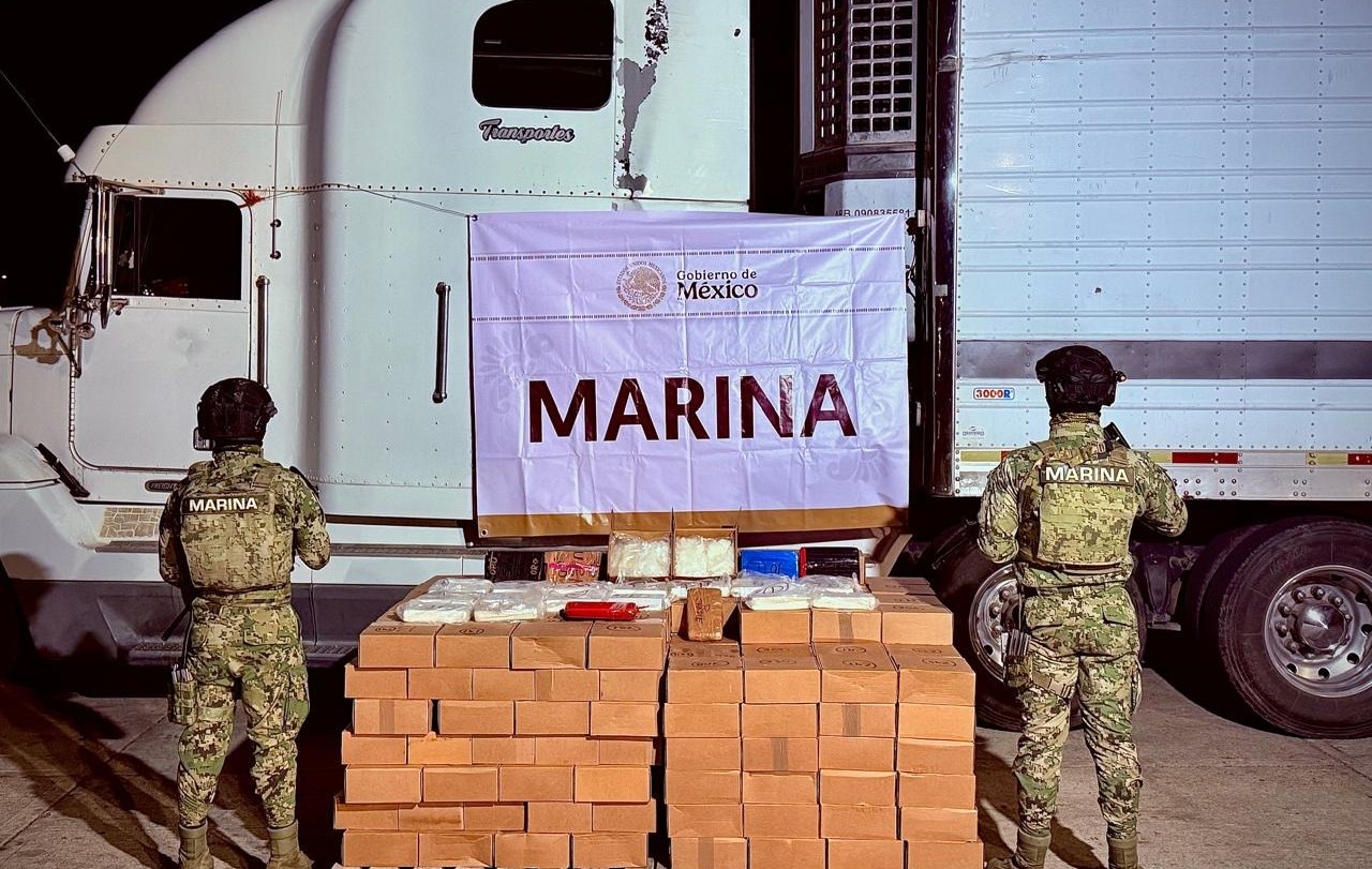 Elementos de la Marina junto a un trailer con una lona de la Marina, asegurado por contener droga la cual está arriba de unos bloques ladrillos