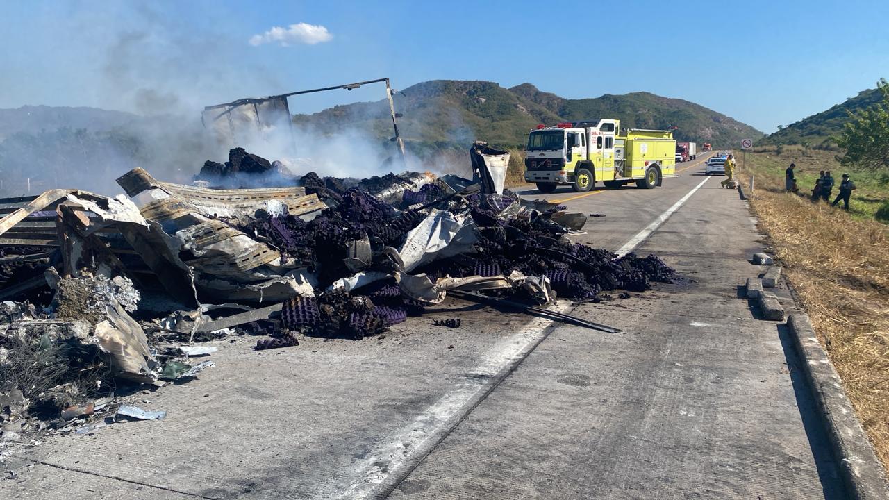 Cartones de huevo y tráiler consumidos por el fuego en una carretera