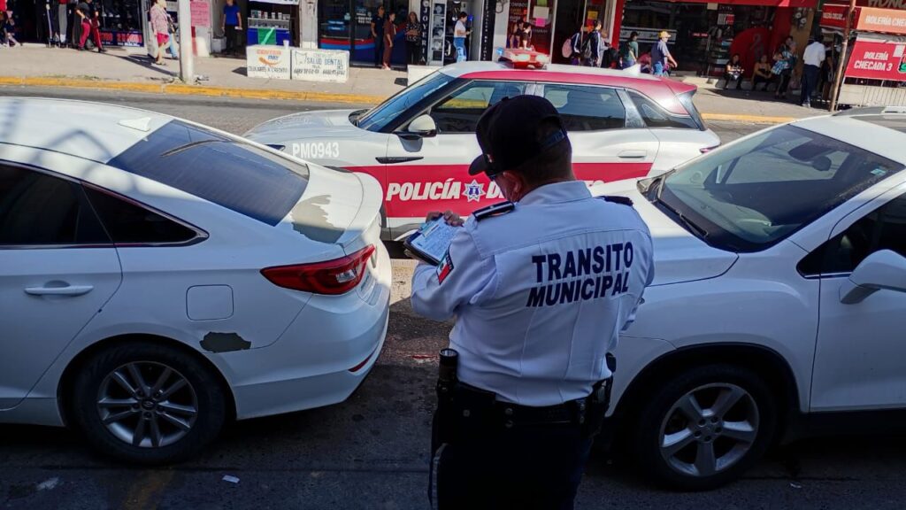 Policía de Tránsito entre dos autos estacionados