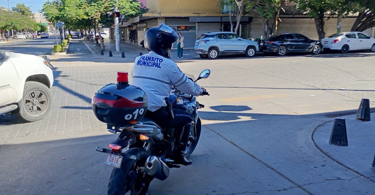 Policía de Tránsito en su motocicleta