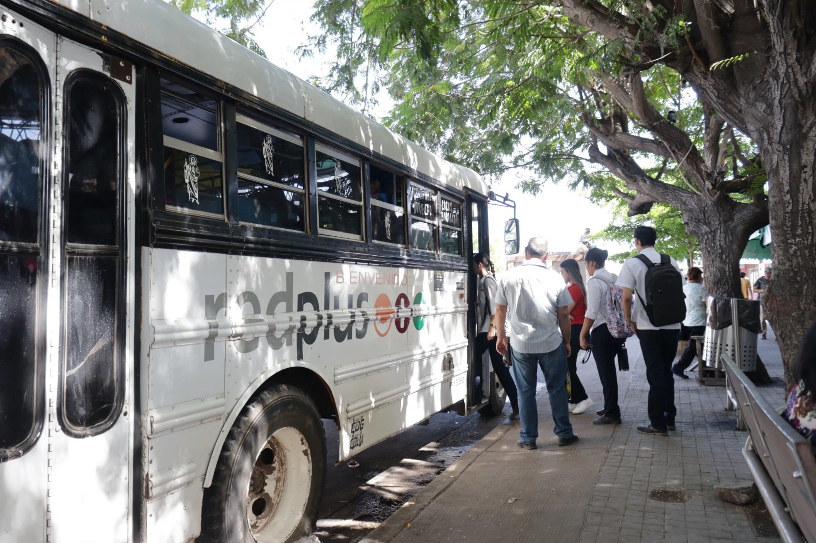 Camión Urbano detenido junto a pasajeros