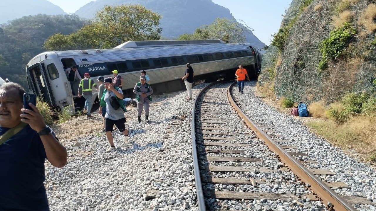 Tren Interoceánico se descarrila en Oaxaca con 241 pasajeros a bordo