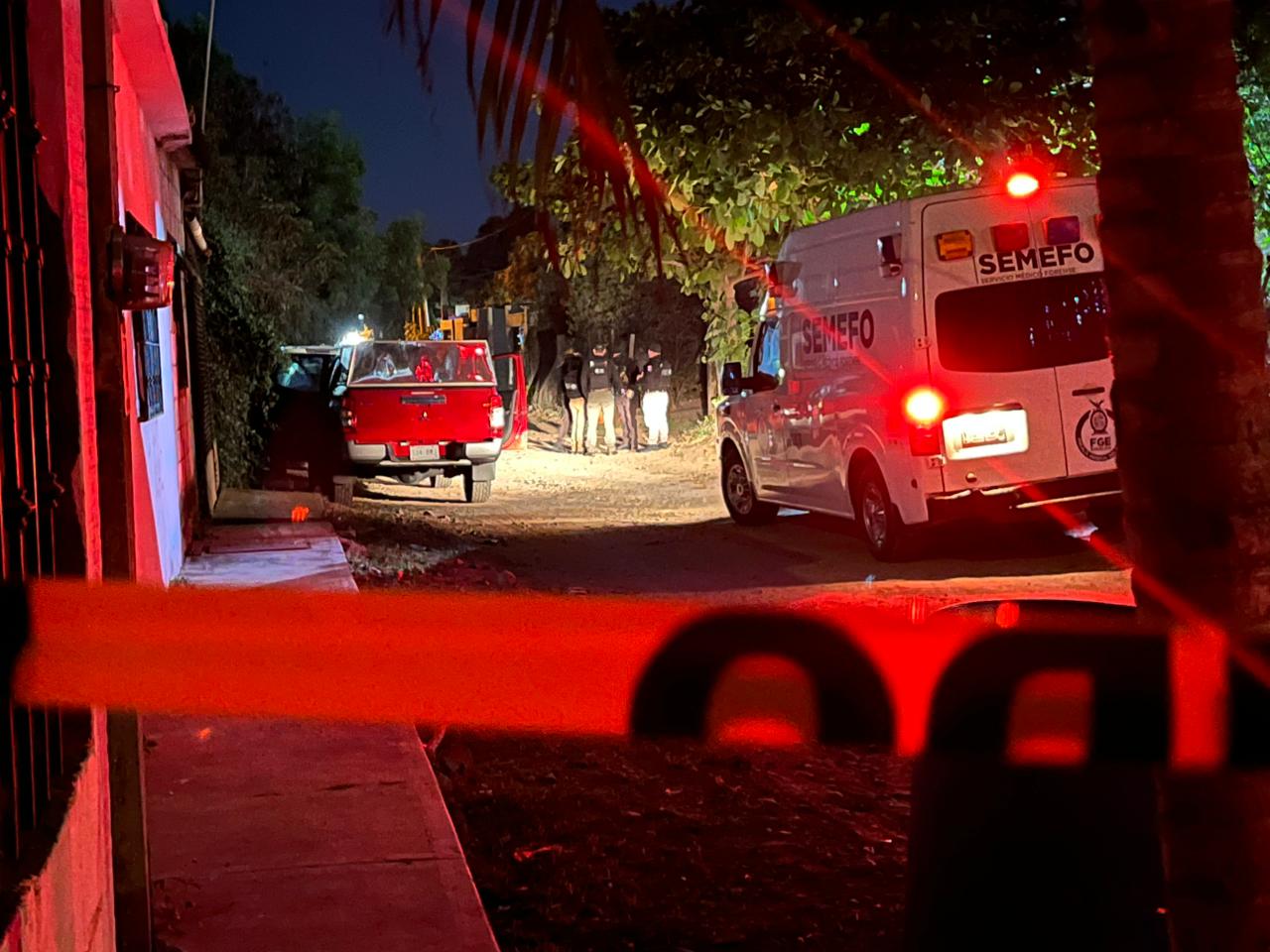 Elementos del Servicio Médico Forense e investigadores de la Fiscalía de Sinaloa acuden a Navolato tras enfrentamiento entre civiles armados y autoridades