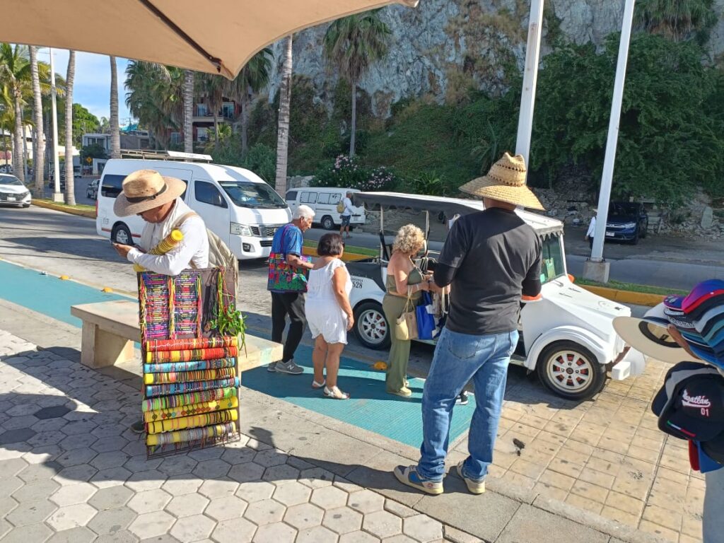 Personas en zona turística de Mazatlán
