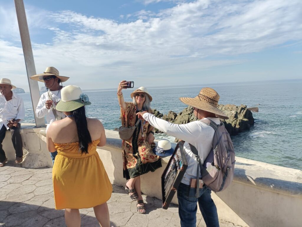 Turistas tomándose una foto en Mazatlán