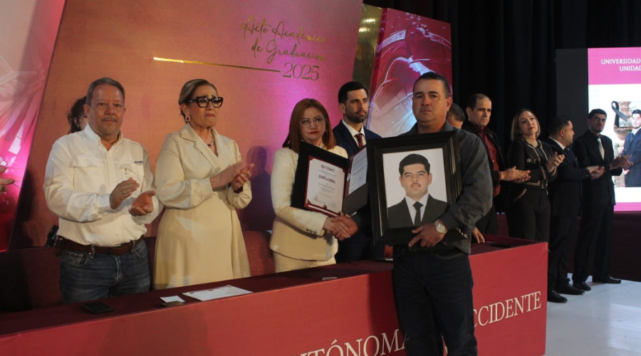 El padre de José María recibió el título profesional en nombre de su