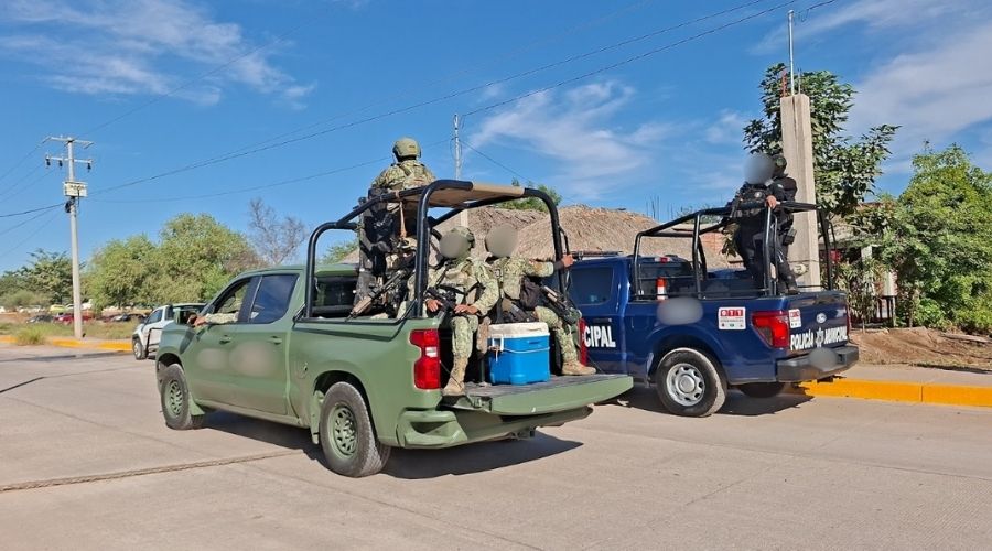 Unidad del Ejército Mexicano junto a unidad de Policía Estatal