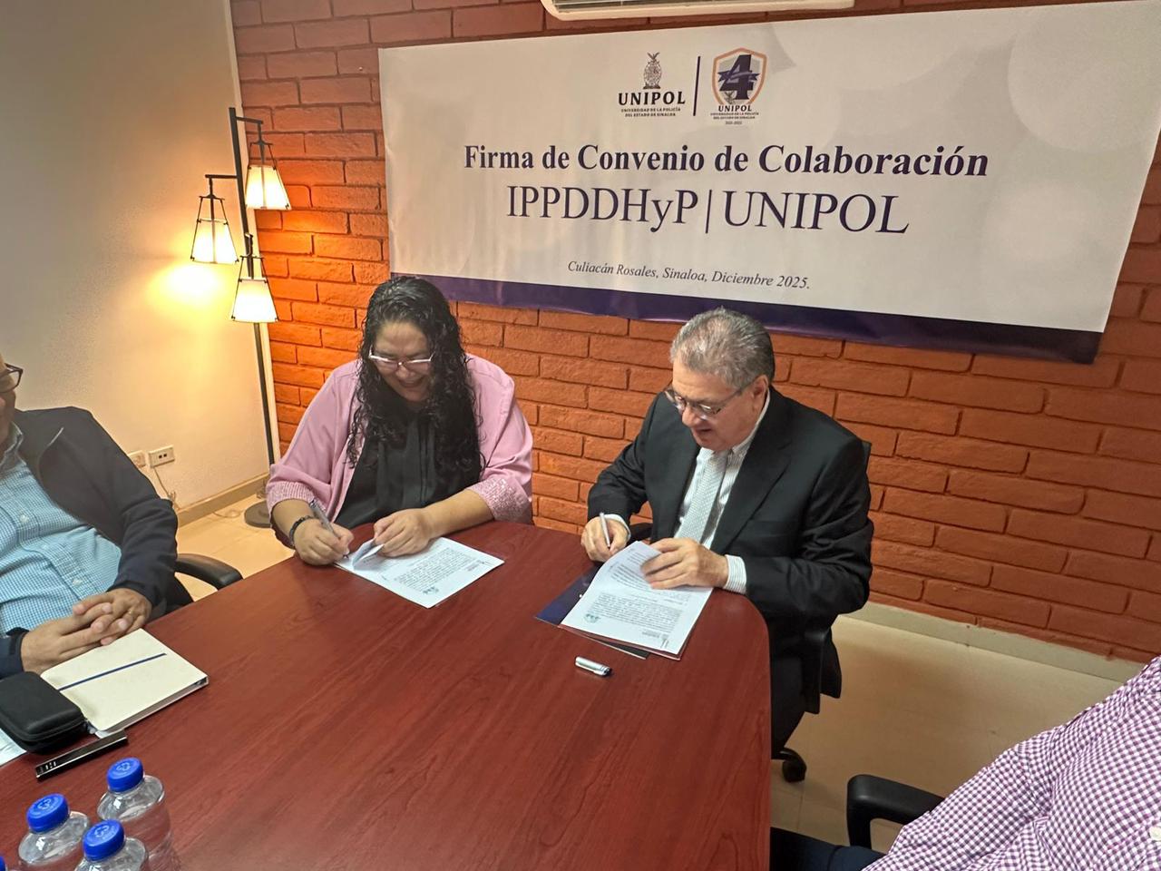Unipol firma convenio para ofrecer becas a defensores de derechos humanos y periodistas