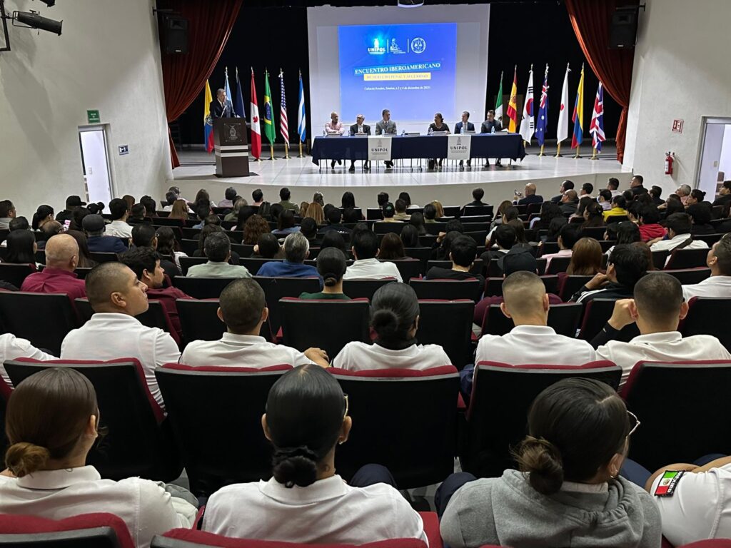 Personas sentadas en presentación del Encuentro Iberoamericano en Derecho Penal