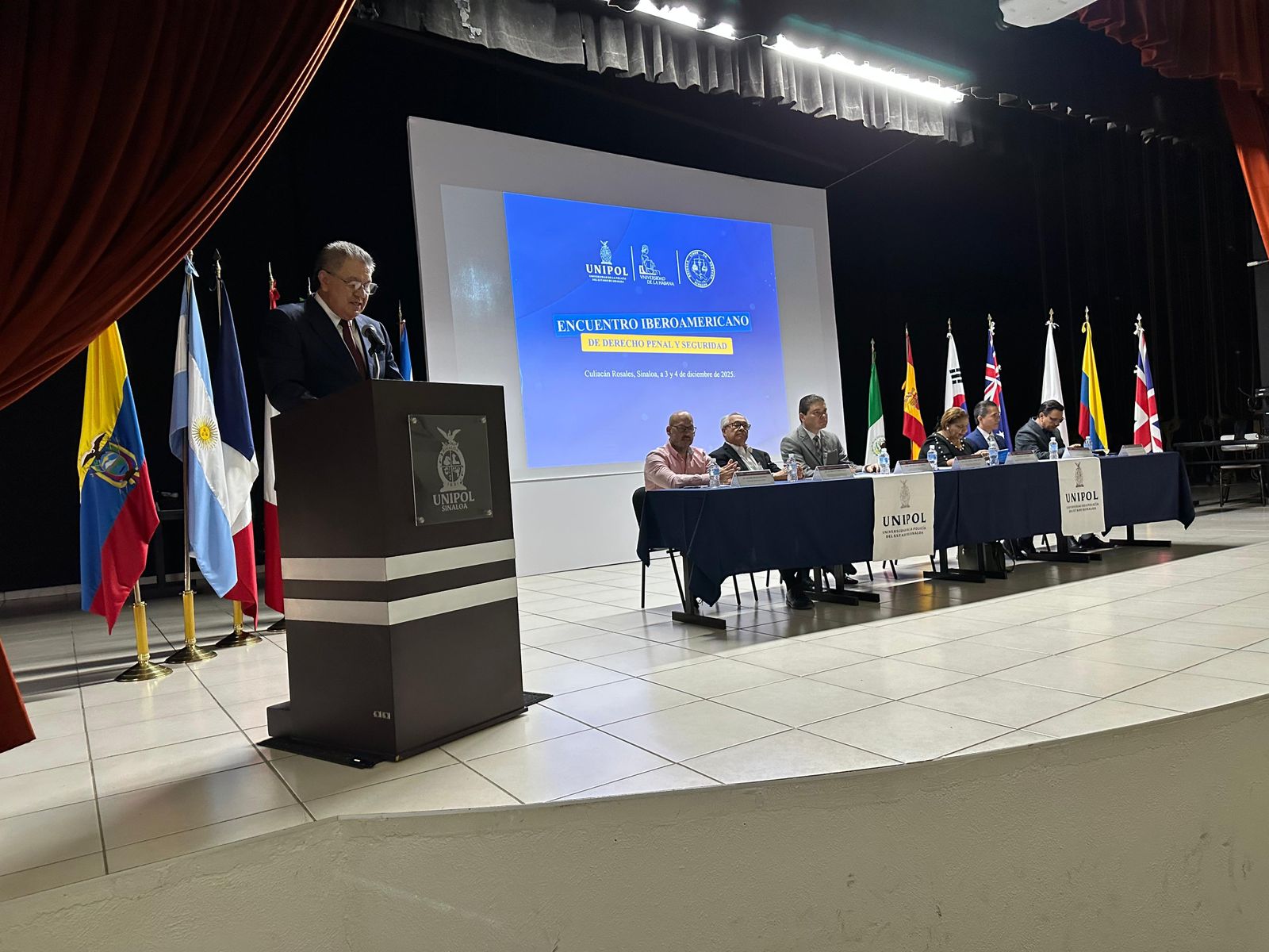 Persona hablando en presentación de Unipol