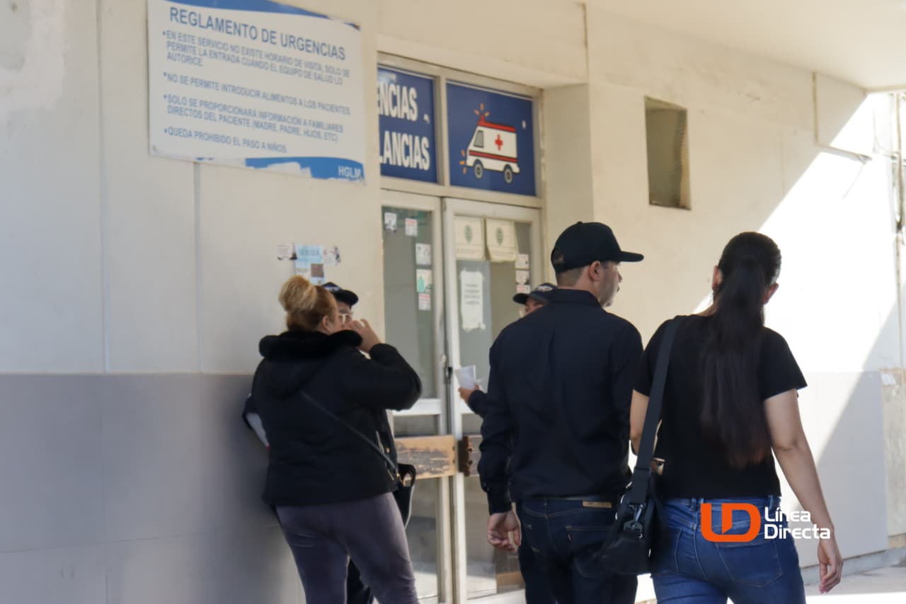 Personas afuera de urgencias del Hospital General de Los Mochis