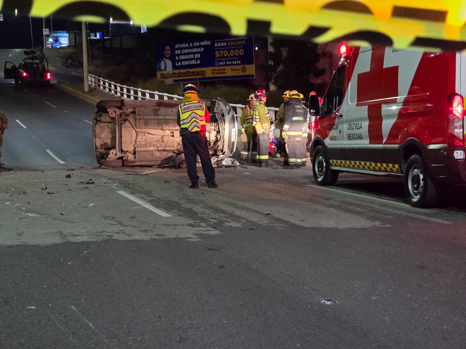 Cuerpos de emergencia junto a una unidad de la Cruz Roja y un vehículo volcado