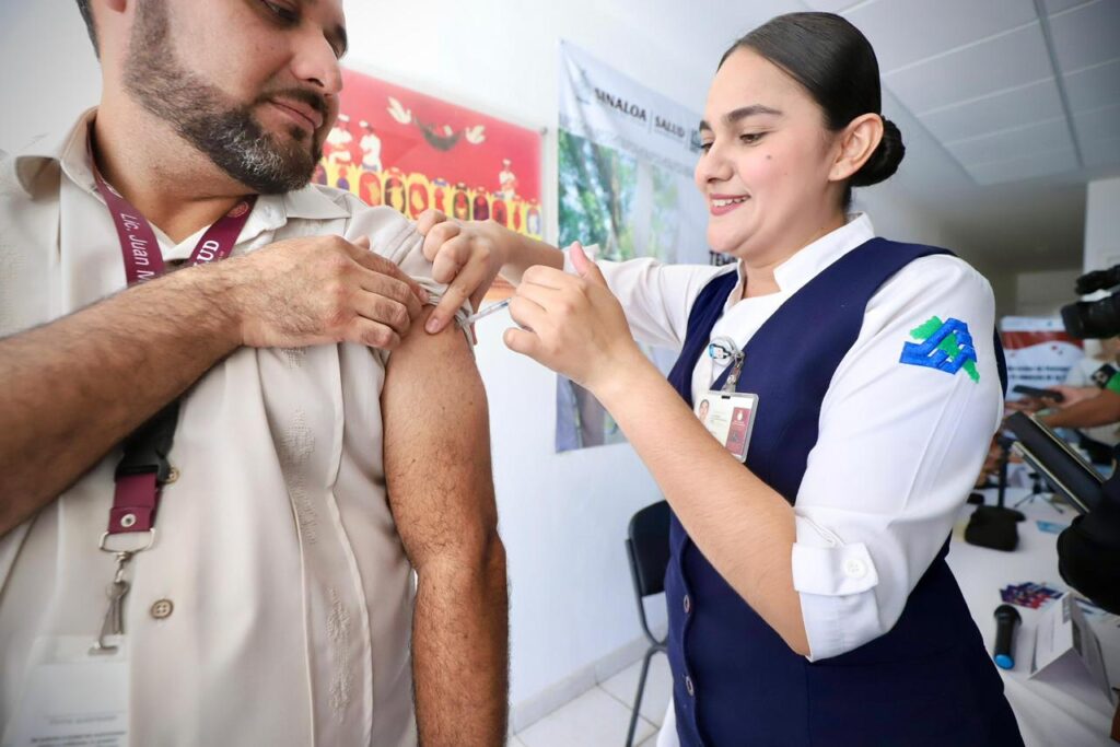 Persona con la manga corta aplicándose vacuna