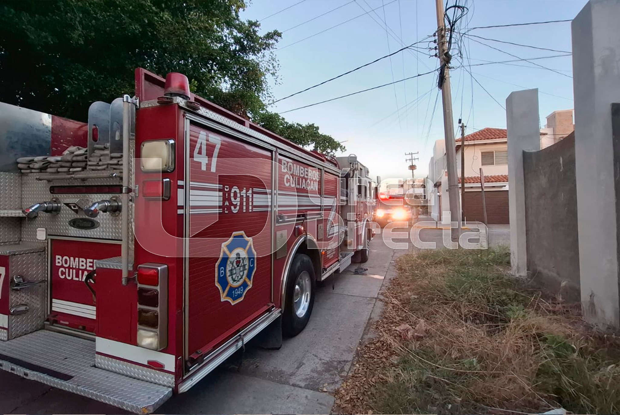 Unidad de bomberos en un vecindario