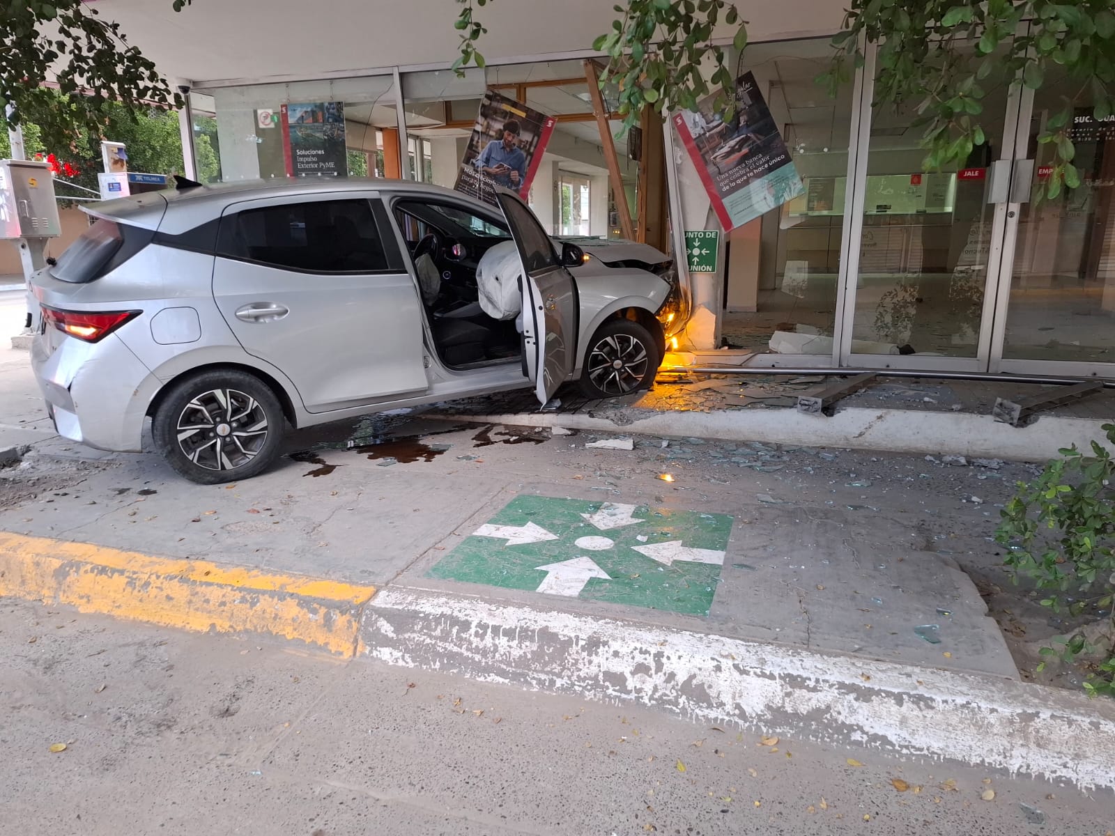 Camioneta con las puertas abiertas e impactada contra unos cristales