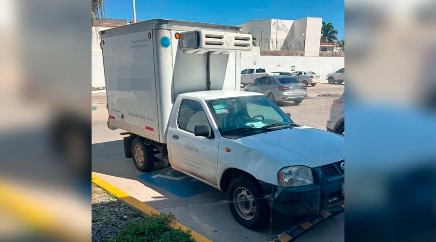 Vehículo ocupa estacionamiento para discapacitados en Los Mochis