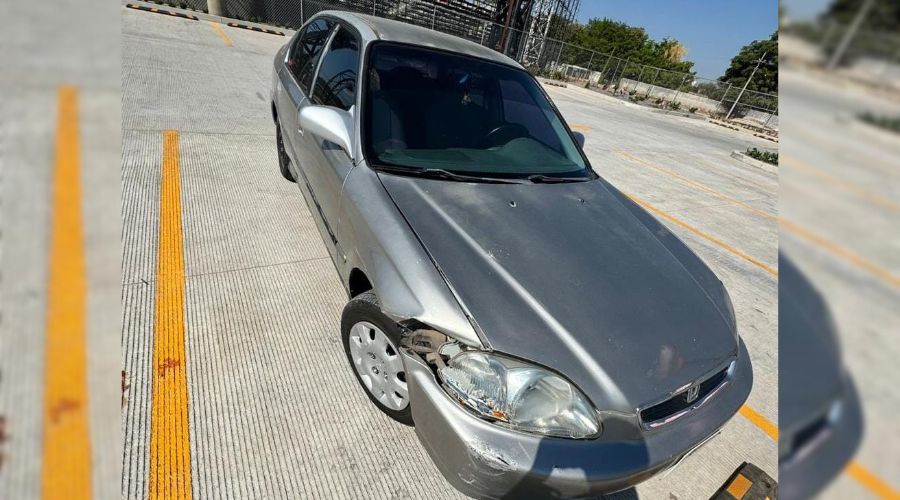 Vehículo gris estacionado