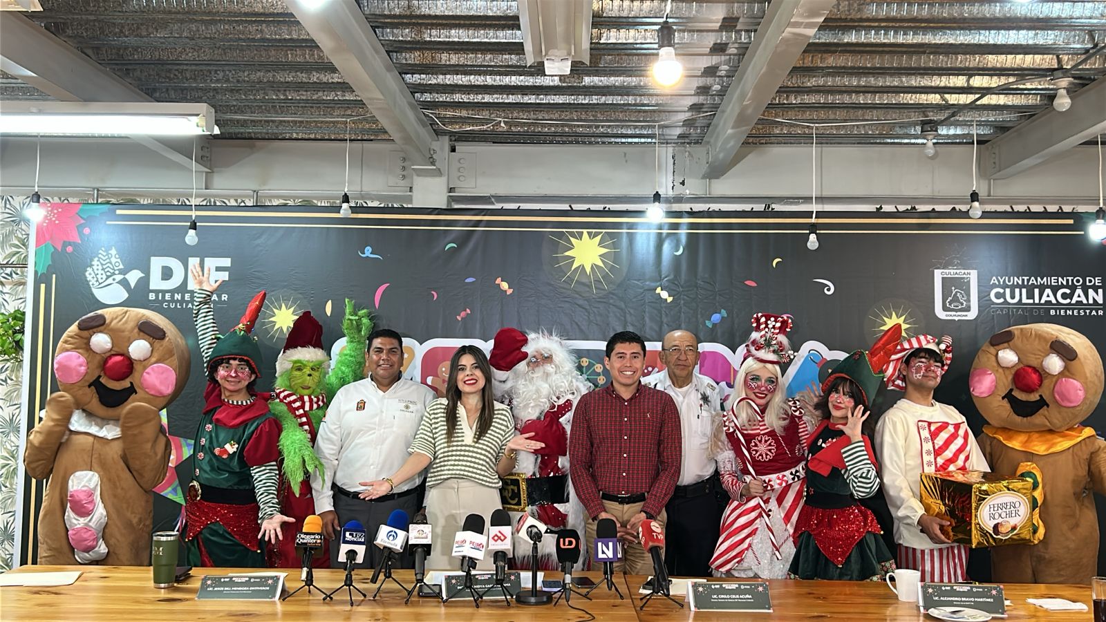 Autoridades de DIF Bienestar Culiacán y organizadores de la verbena en conferencia de prensa posando para la foto