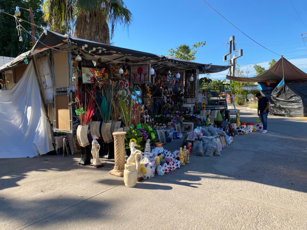 Puesto en la Verbena Navideña de Guasave donde venden cerámica