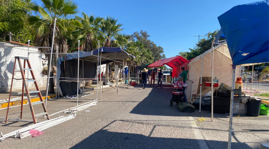 Instalación de comerciantes para la Verbena Navideña 2025 de Guasave