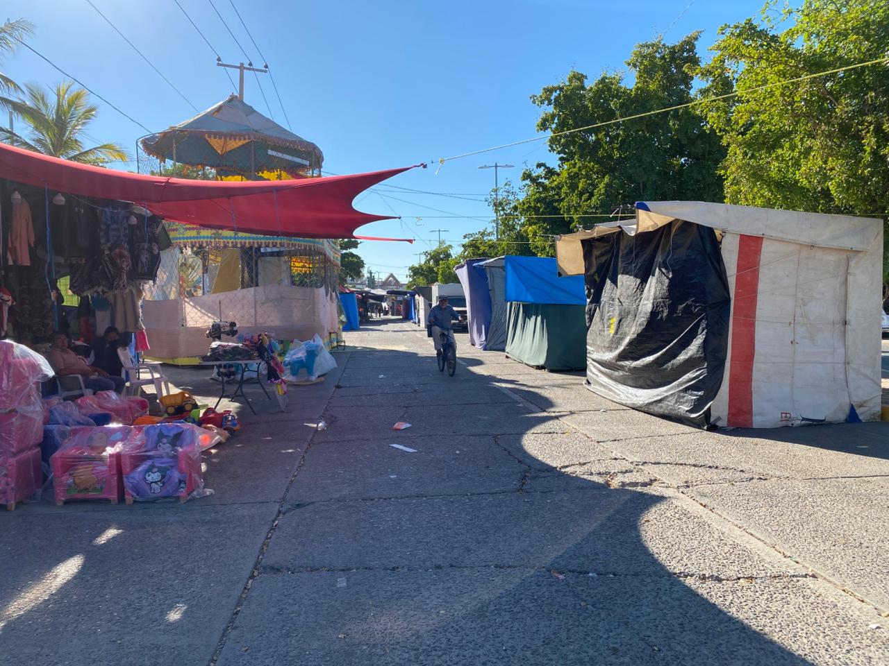 Puestos de venta de la verbena navideña en Guasave