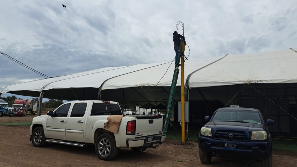 Camioneta e instalación de la Verbena Navideña