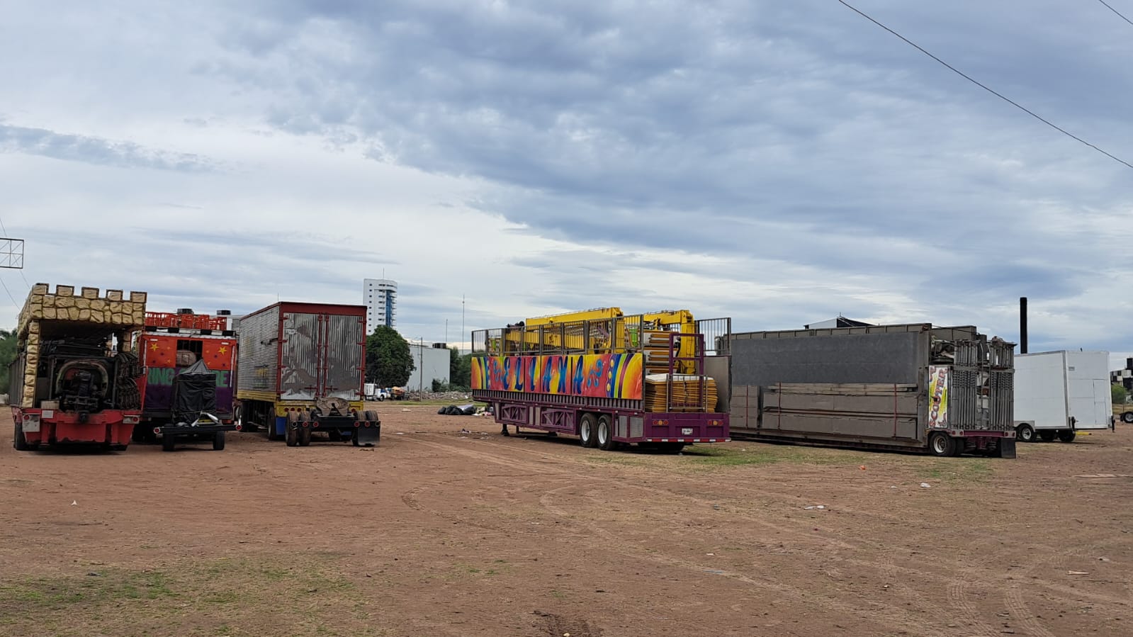 Trailers con juegos mecánicos de la Verbena Navideña de Los Mochis