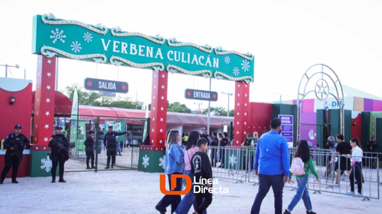 Entrada de la verbena Culiacán, donde se ve a personas caminando alrededor de la taquilla y otras ingresando al recinto