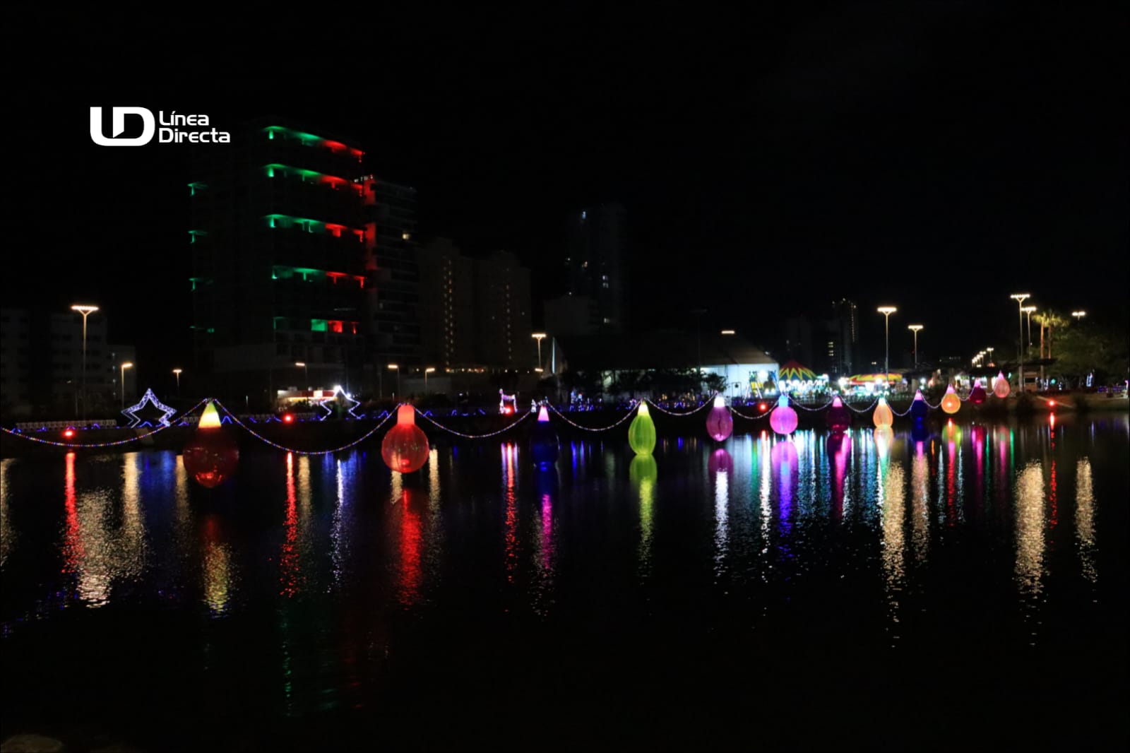 Luces de diferentes colores en adornos reflejadas en el agua