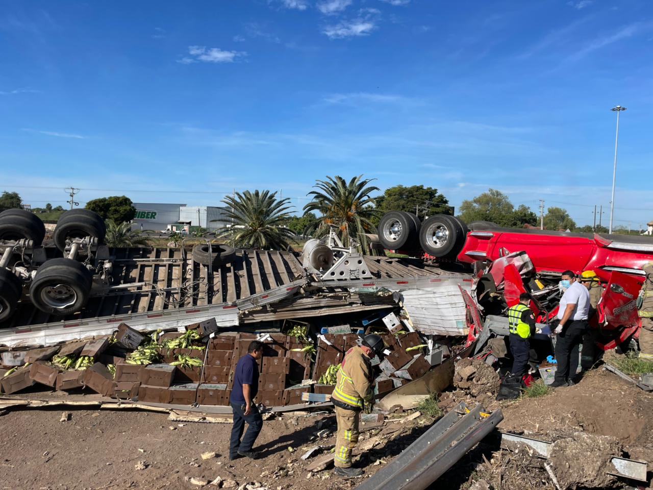 Personal de Summa y Bomberos y Protección Civil trabajando junto al tráiler volcado