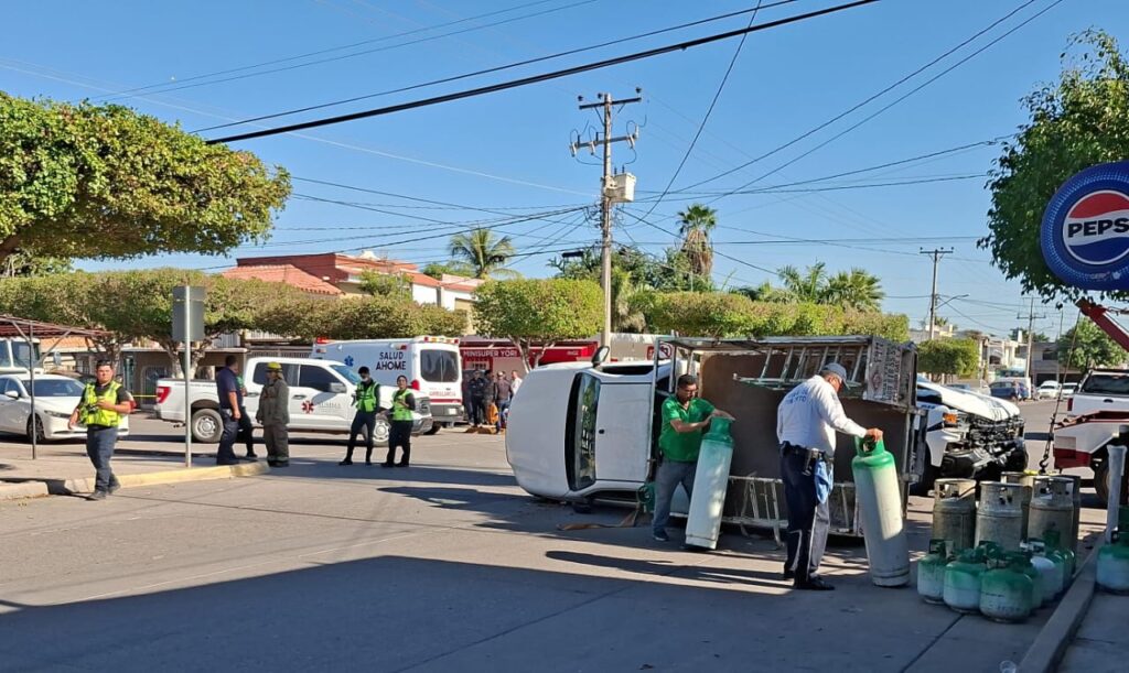 Vuelca camión gasero en Los Mochis