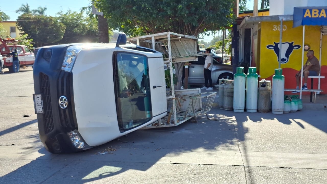 Camioneta de reparto de gas vuelca en Los Mochis