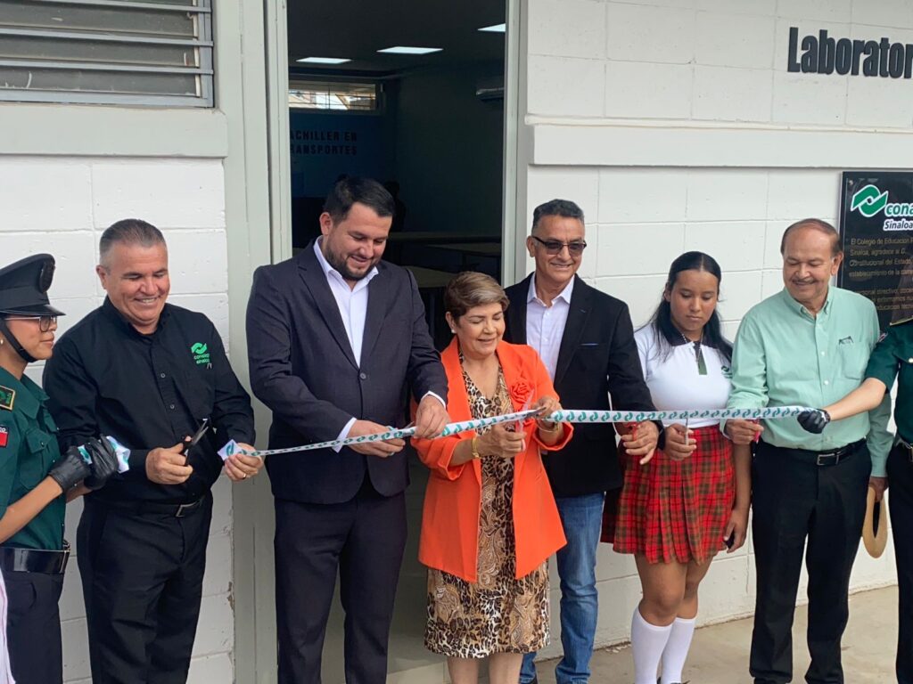 Alcaldesa de Guasave corta listón en la simulación de para formar operadores de transporte