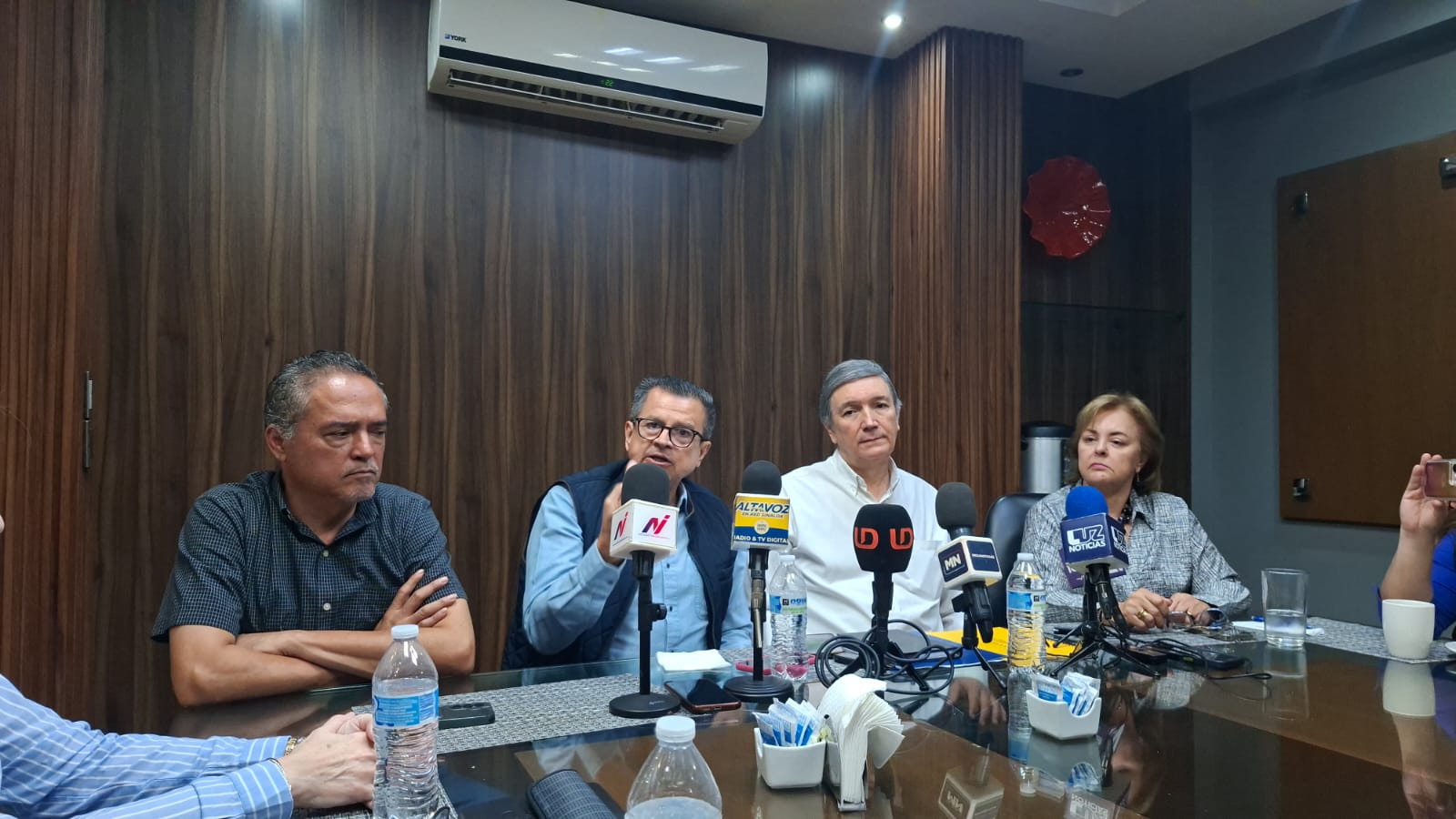 Personas integrantes del CPC Anticorrupción en conferencia de prensa