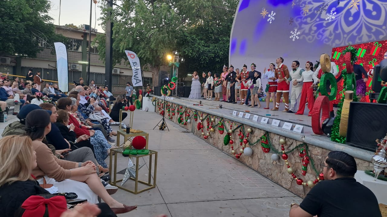 Gente reunida viendo una obre de navidad
