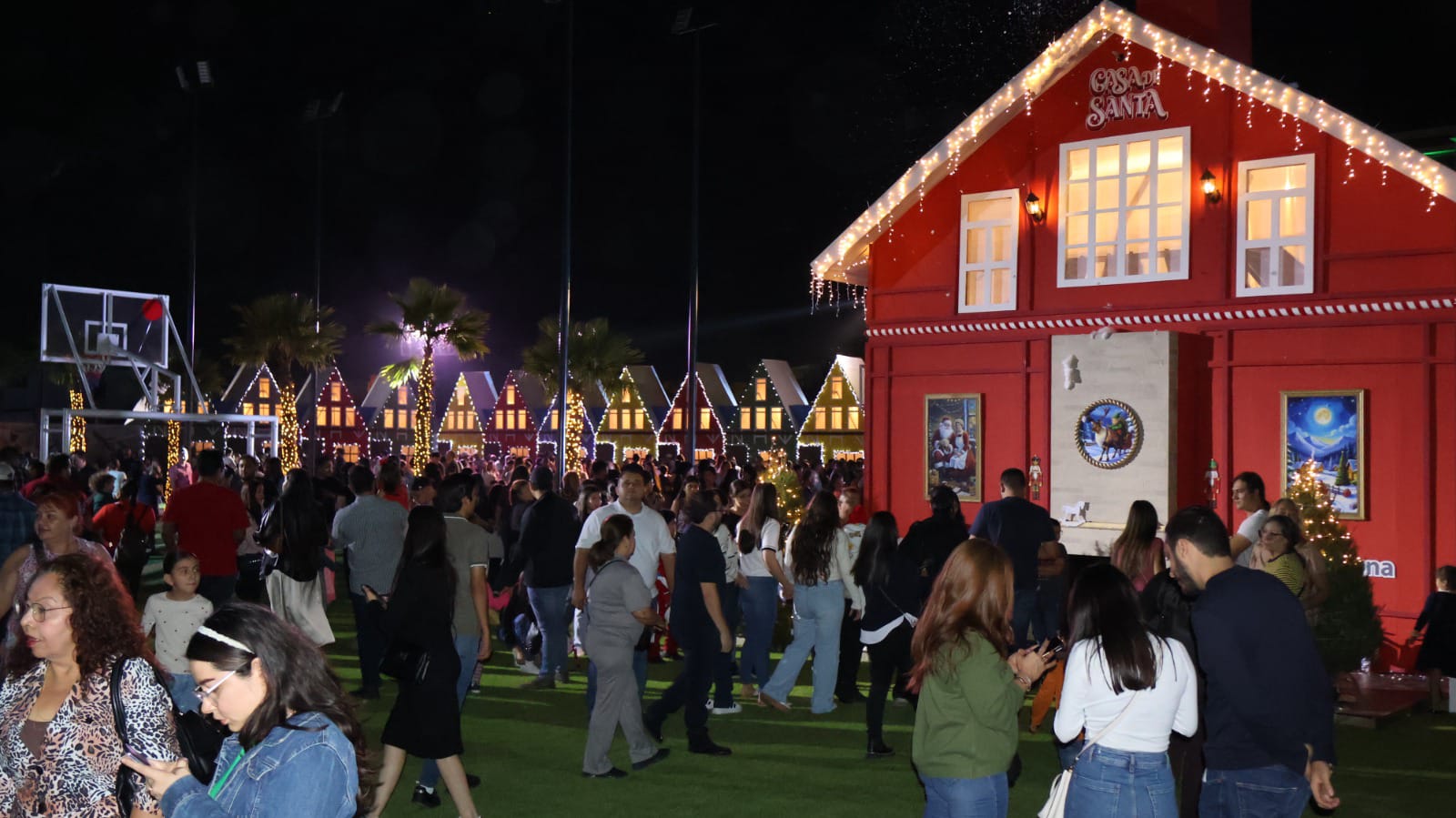 Muchas personas en una villa de Navidad en Culiacán