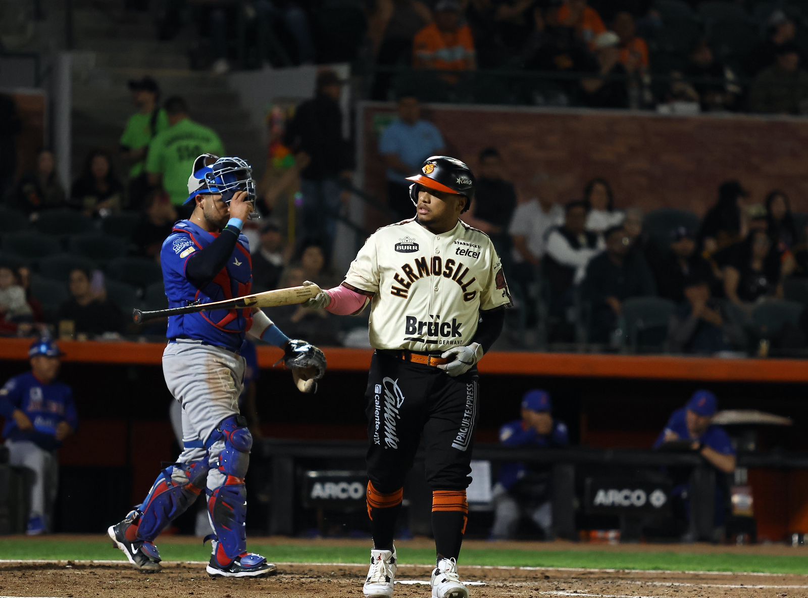 Jugador de naranjeros camina a primera base después de batear
