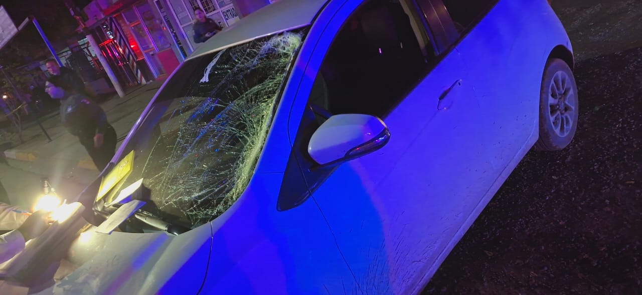 Cristal de automovil estrellado por atropellar a una persona