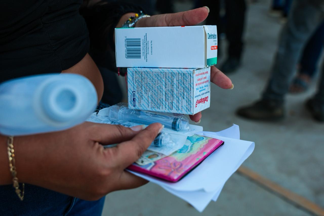 Gobierno de Sinaloa entrega apoyos invernales y alimentarios a familias desplazadas en Culiacán