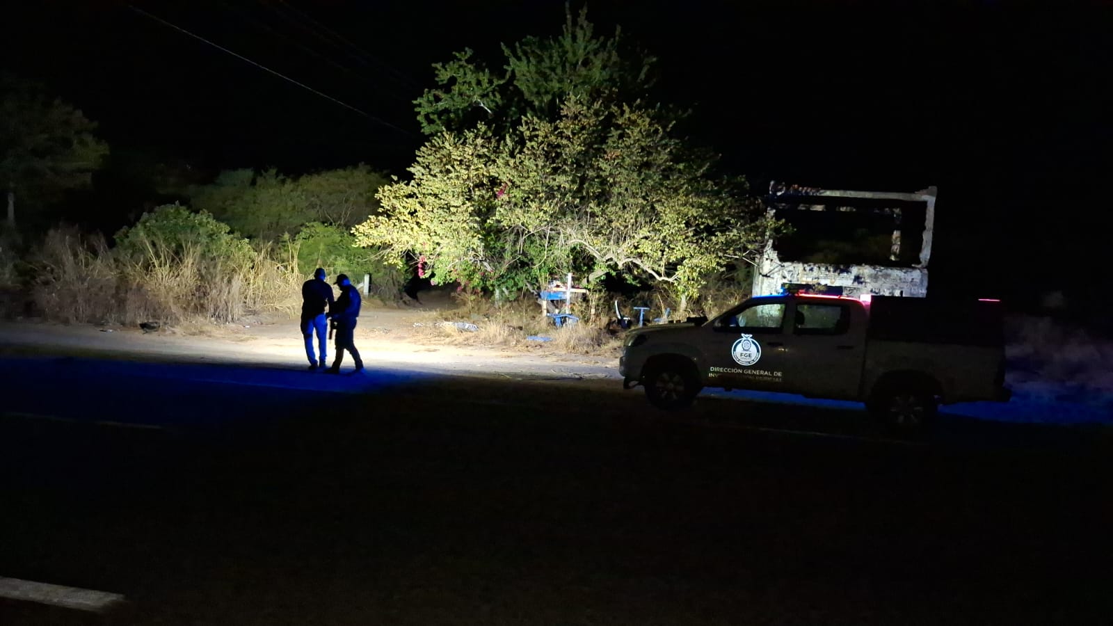 Camioneta en la carretera en Sinaloa con las luces encendidas