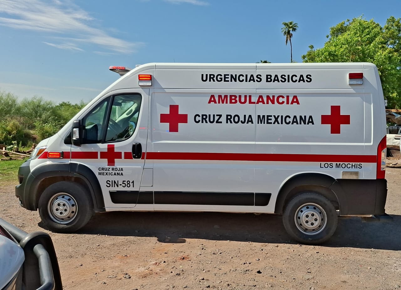 una ambulancia de la cruz roja vista de costado