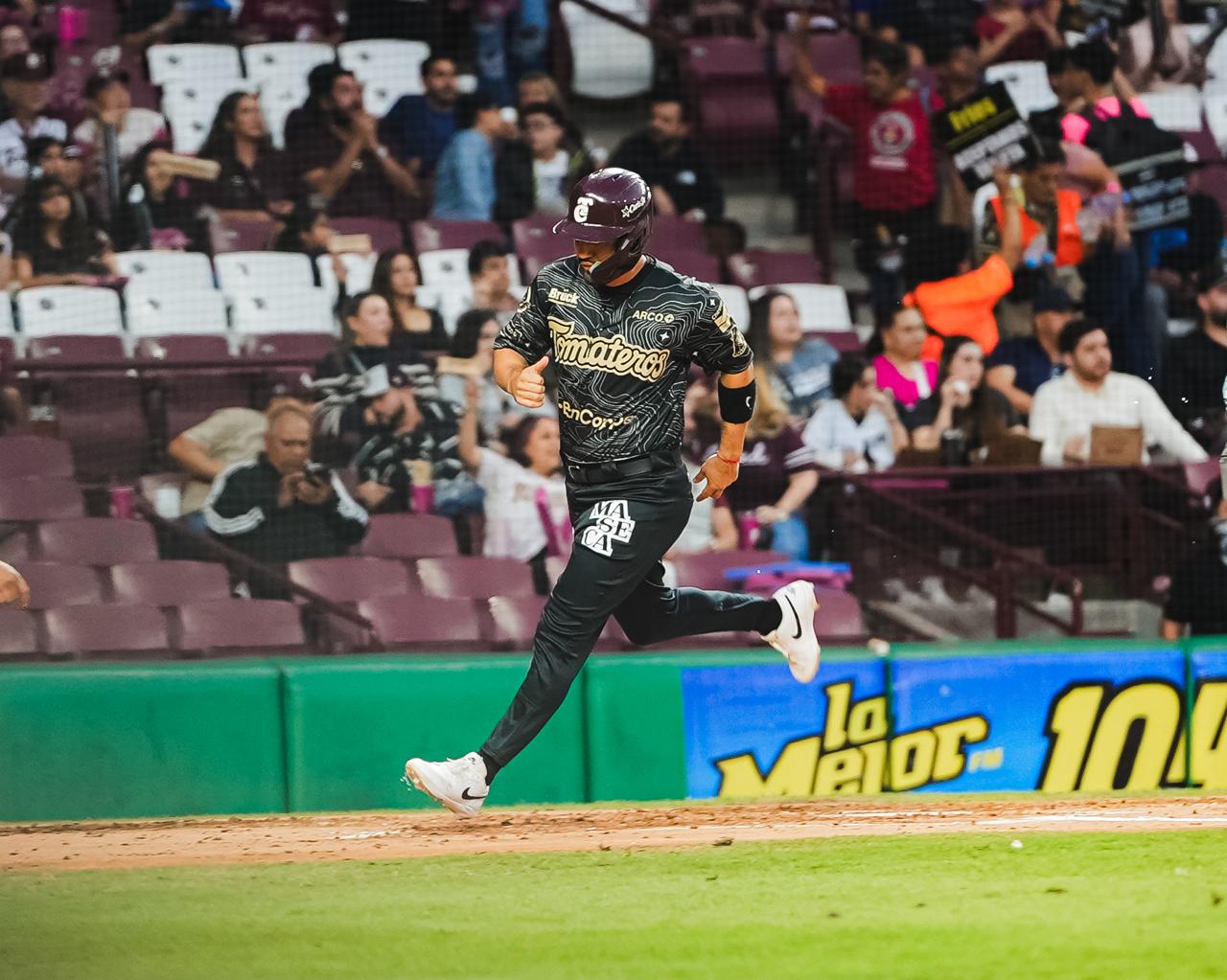 Pelotero de tomateros corre a home