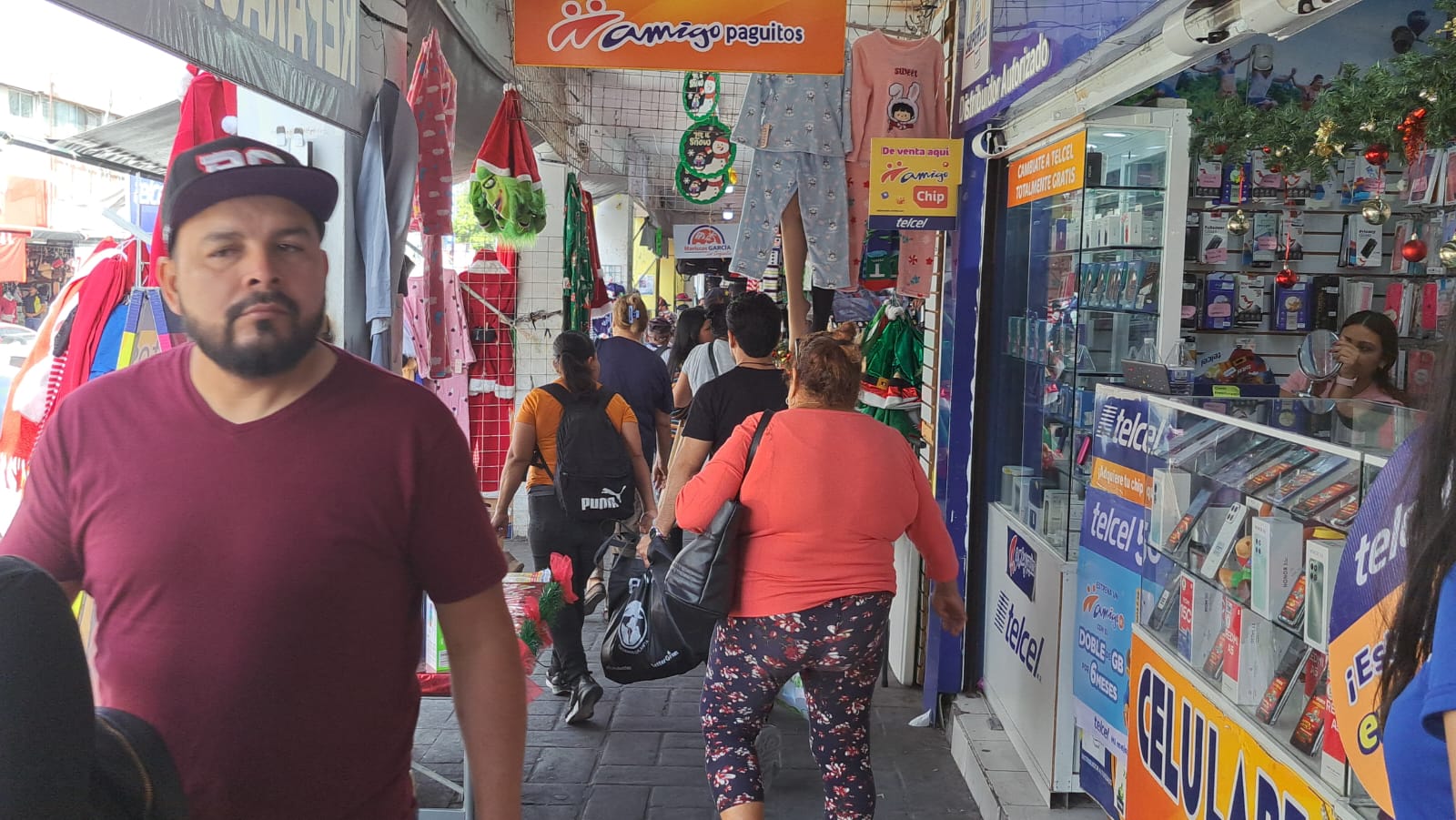 Personas en comercio de Culiacán