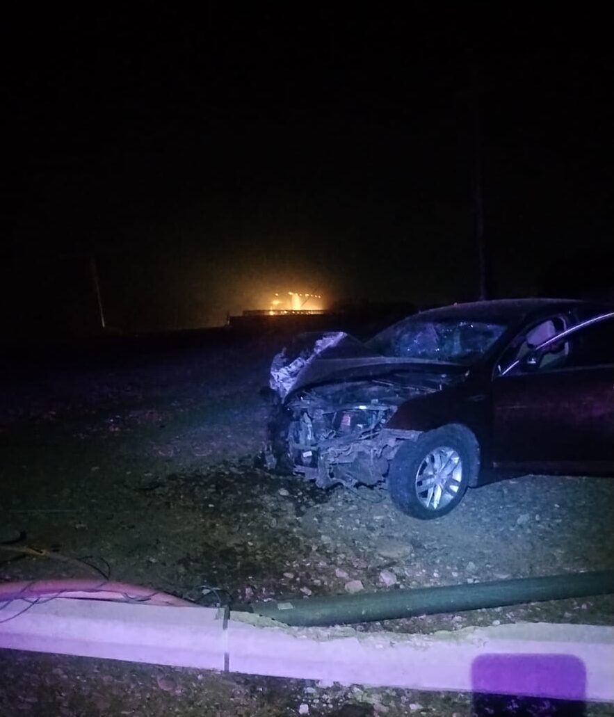 Jesús se lleva un buen susto esta Navidad: se estrella en su auto contra un poste en Guasave