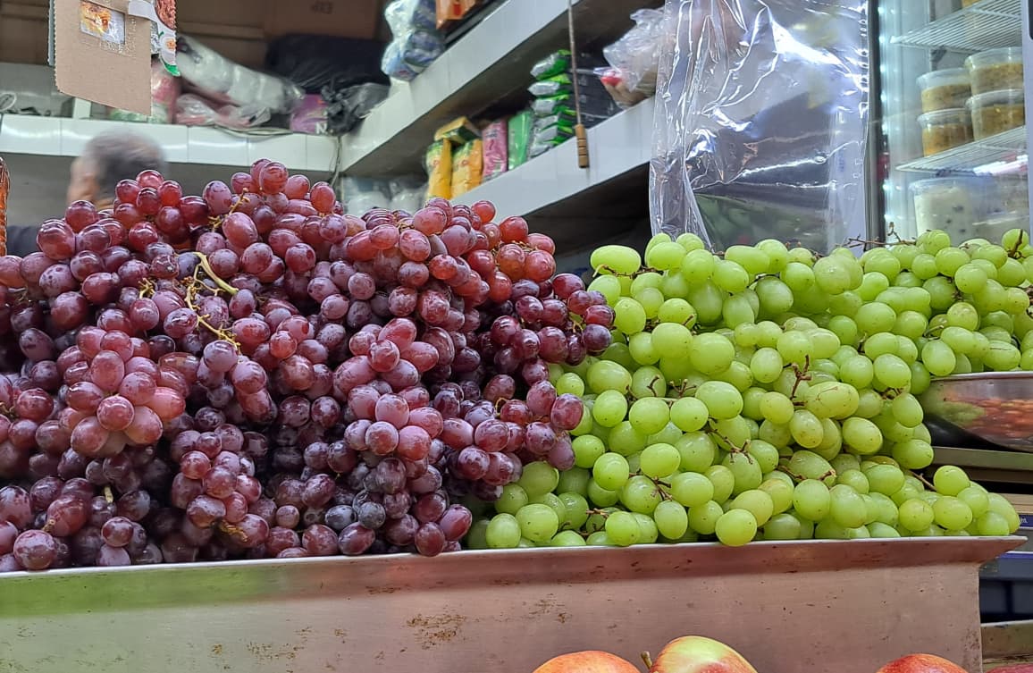 Uvas verdes y moradas en un local de venta