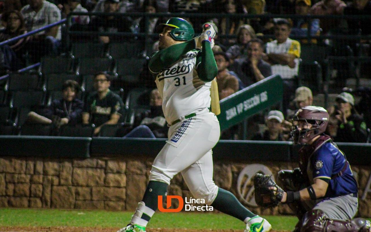 Yasmany Tomás realiza un swing