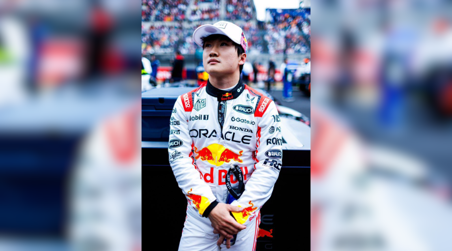 Yuki Tsunoda con el uniforme de Red Bull